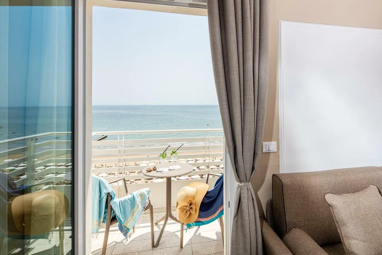 Hotel Capitol Lido di Jesolo 4*,