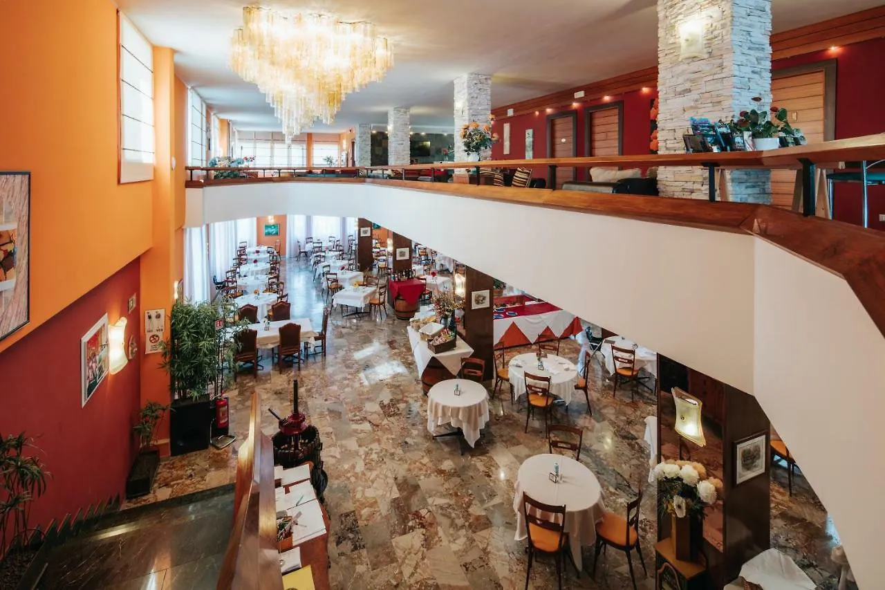 Hotel Capitol Lido di Jesolo 4*,